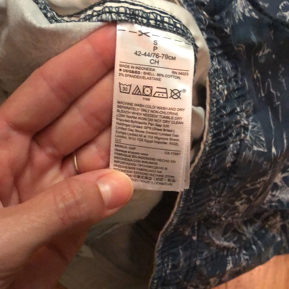 Men’s Gap Casual Shorts - Picture 3 of 5